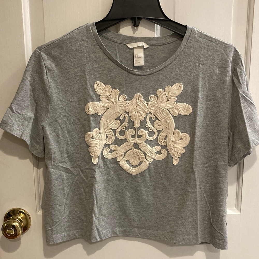 H&M women’s Small grey tee shirt with cream detail. EUC